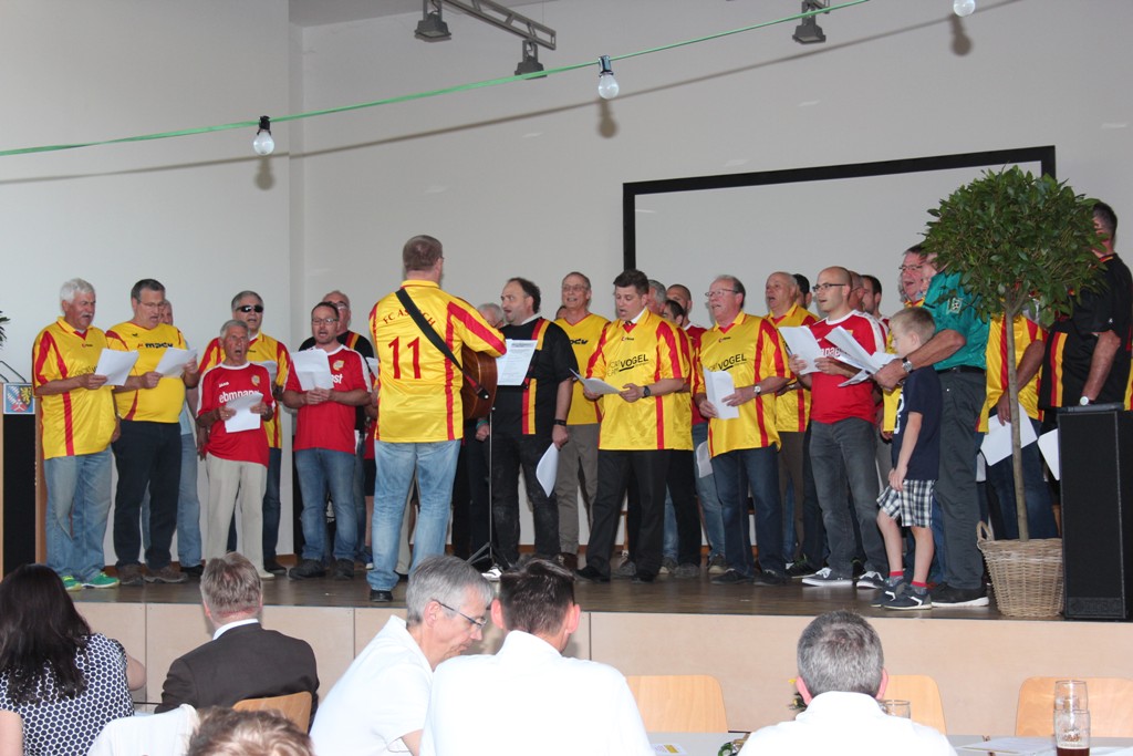 90 Jahre FC Asbach Auftritt FCA Maennerchor 20 04 2018